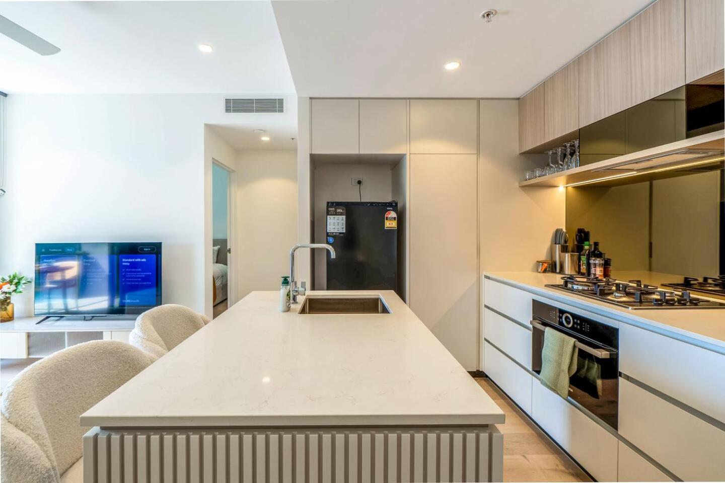 1br Queens Wharf Charm With Balcony Views - Lv 15 *