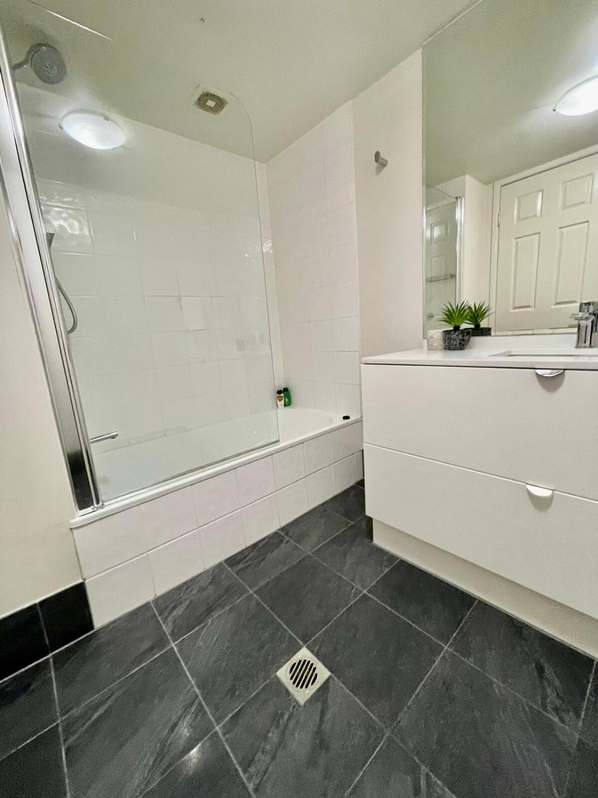 West End Spacious 2bed, 2bath With Secure Parking Brisbane