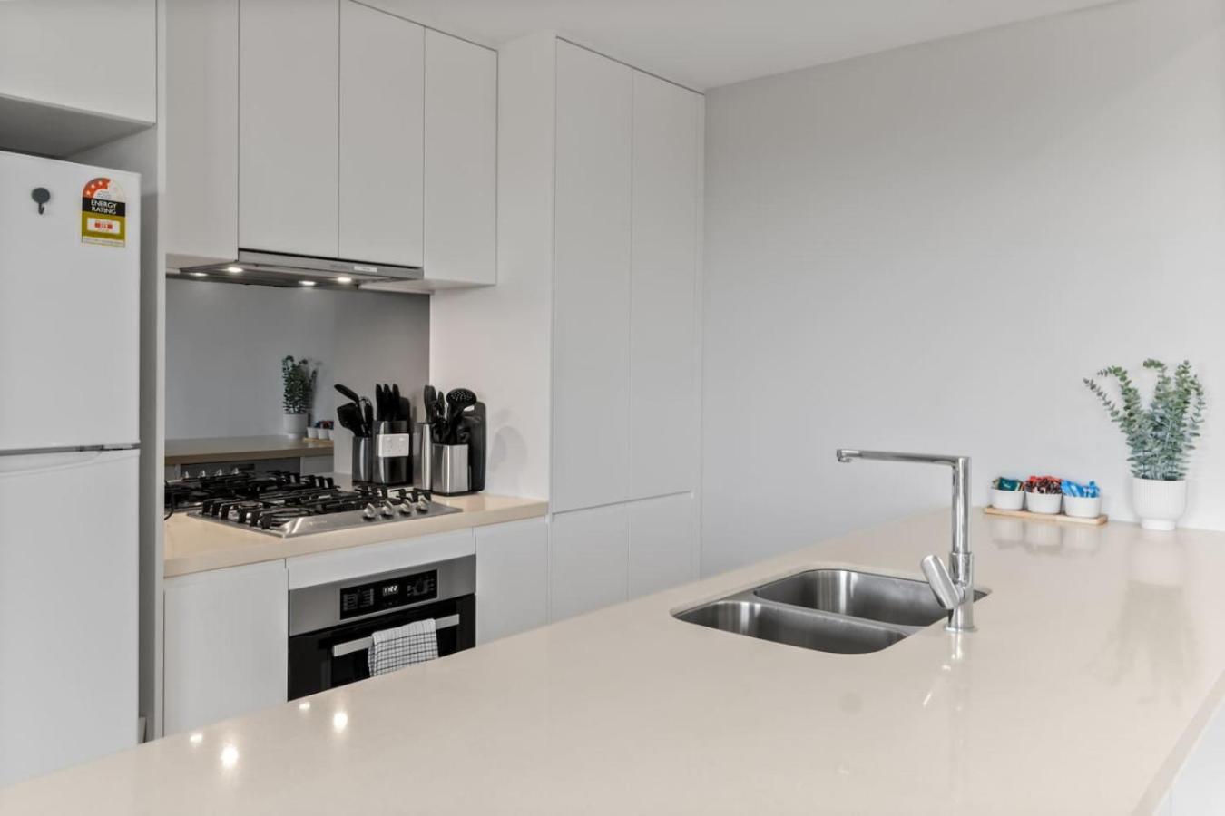 2br Modern With Balcony Great Location * Brisbane