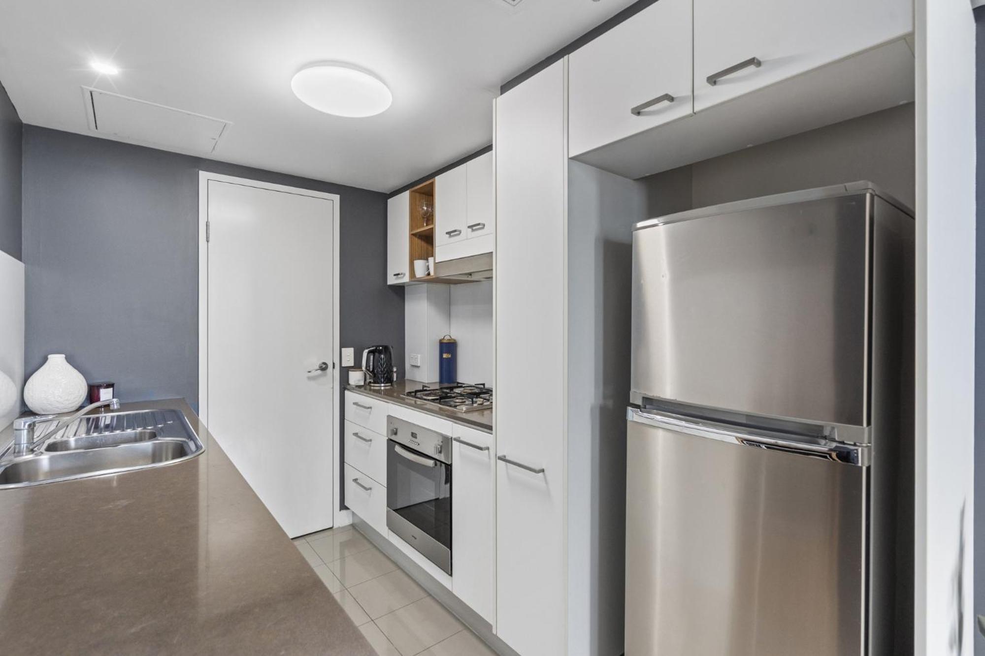 Bright 1-bed Retreat In Charlotte Towers Apartment *