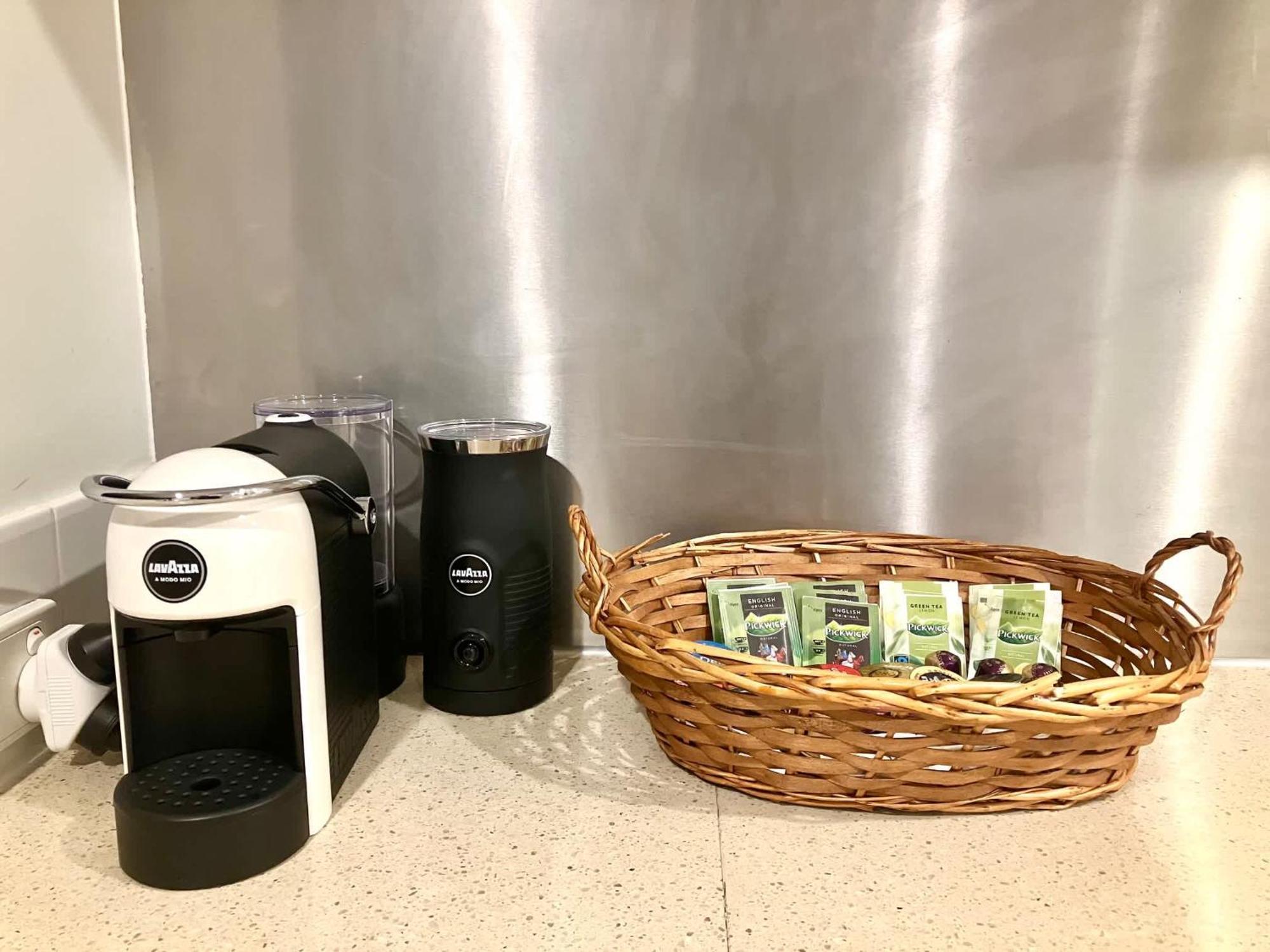 Apartment Spring Hill 2br, 2ba Retreat Sleeps 6 - Walk To Cbd With Pool, Free Parking, Balcony, Views, Fast Wi-fi & Gym