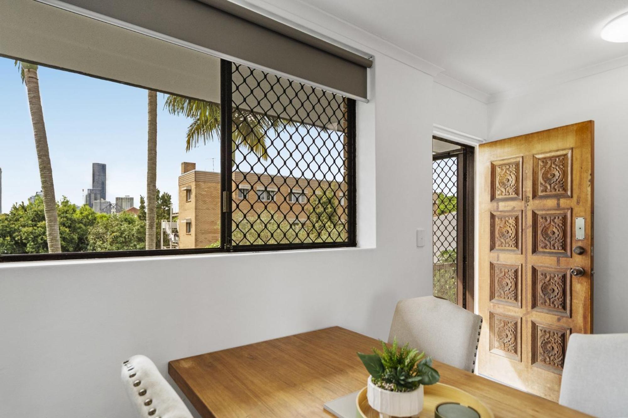 Spacious New Farm With Balcony And Secure Parking * Brisbane