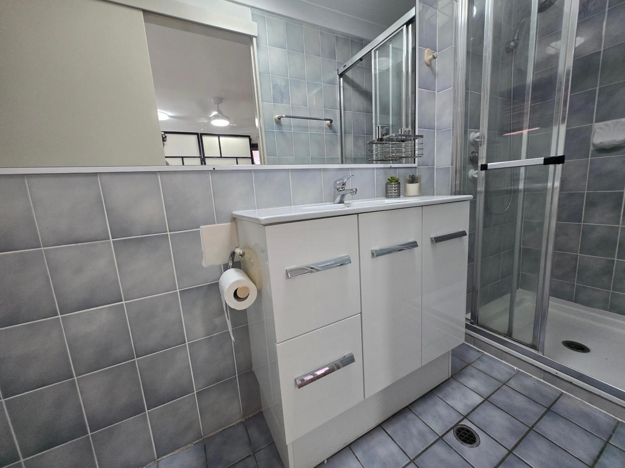 Floor# Full Aircon# Cat# Bues# Park # Uni * Brisbane