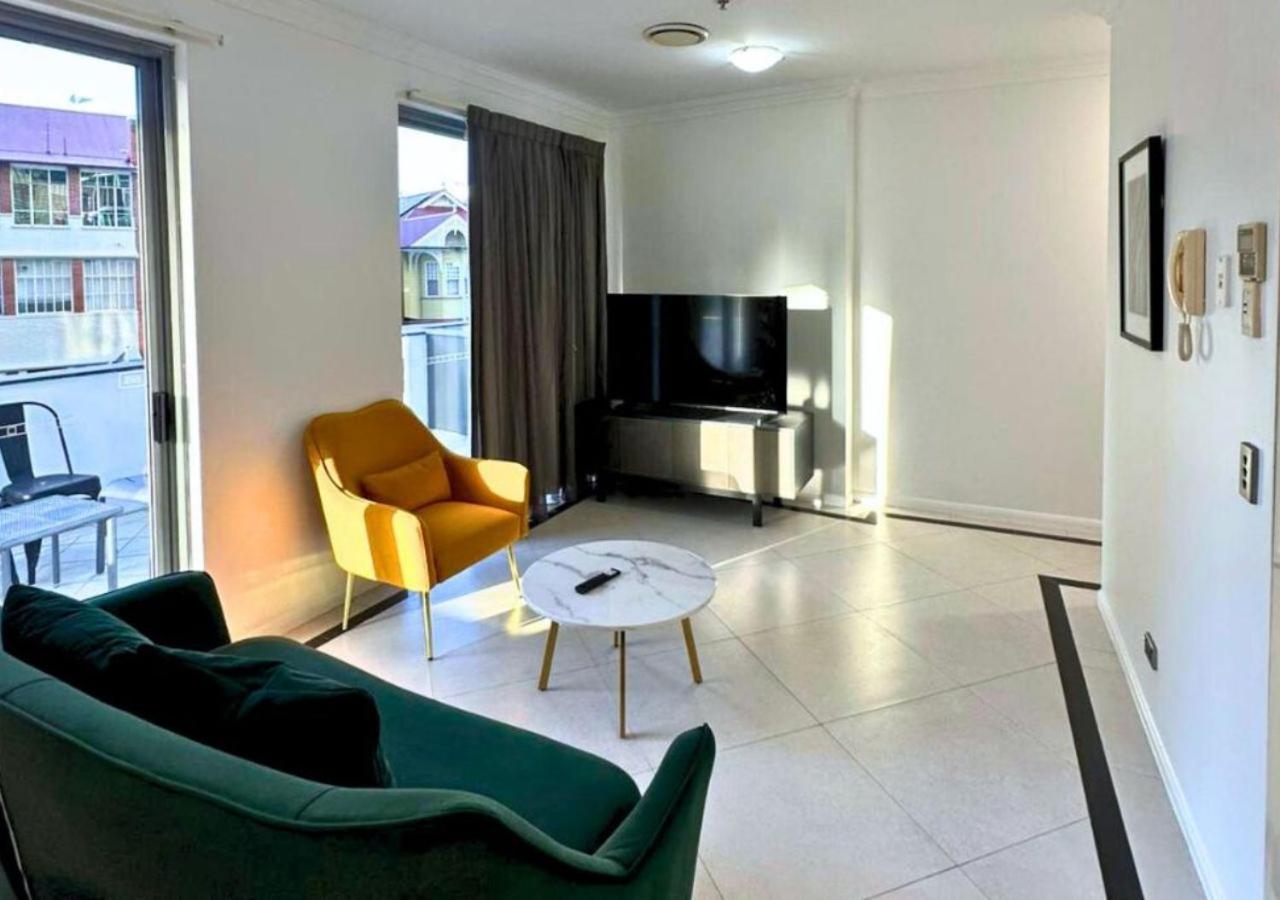 Luxury 2 Bedroom Retreat With Pool And Gym Access Brisbane