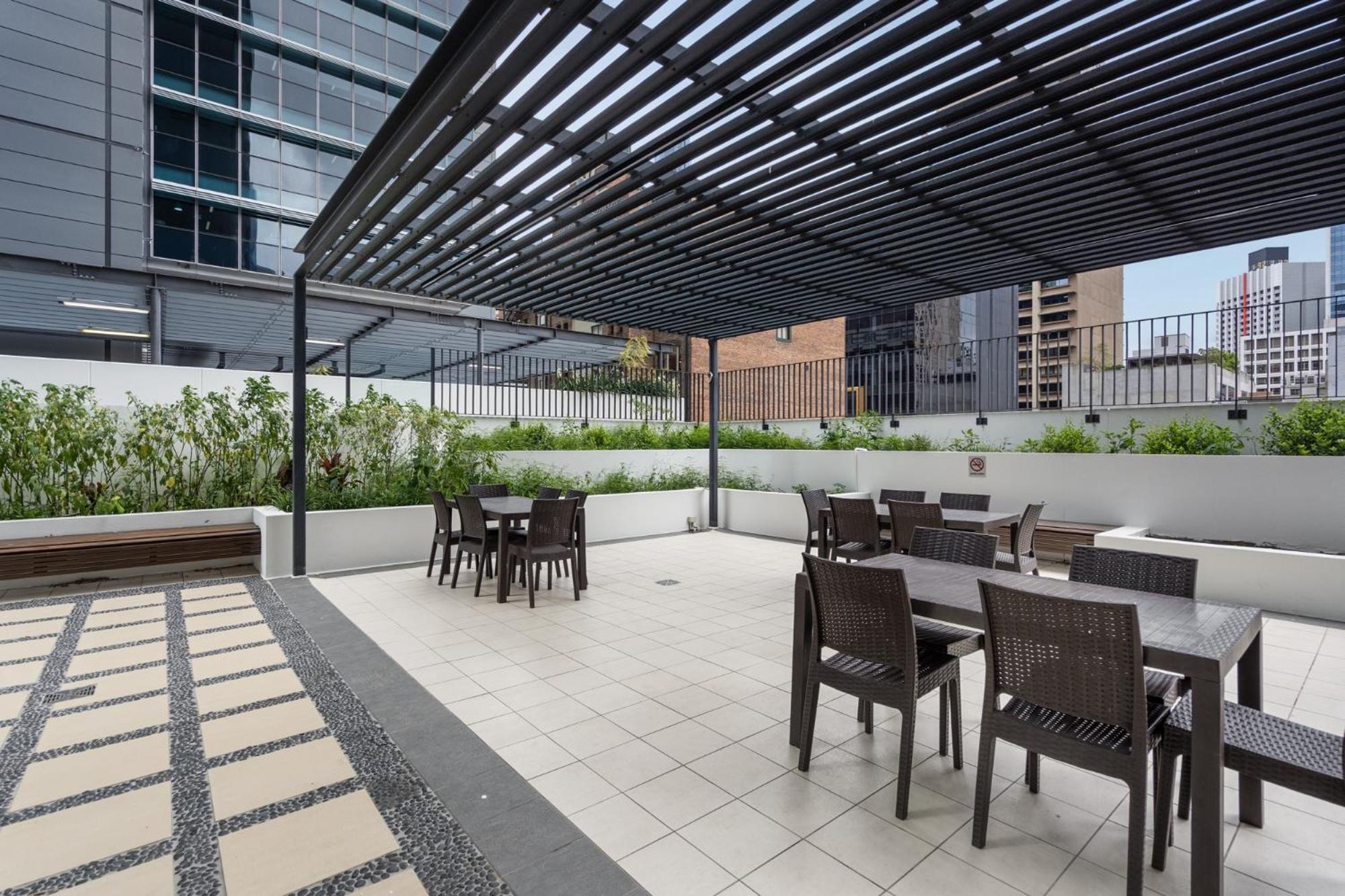 Bright 1-bed Retreat In Charlotte Towers Apartment *