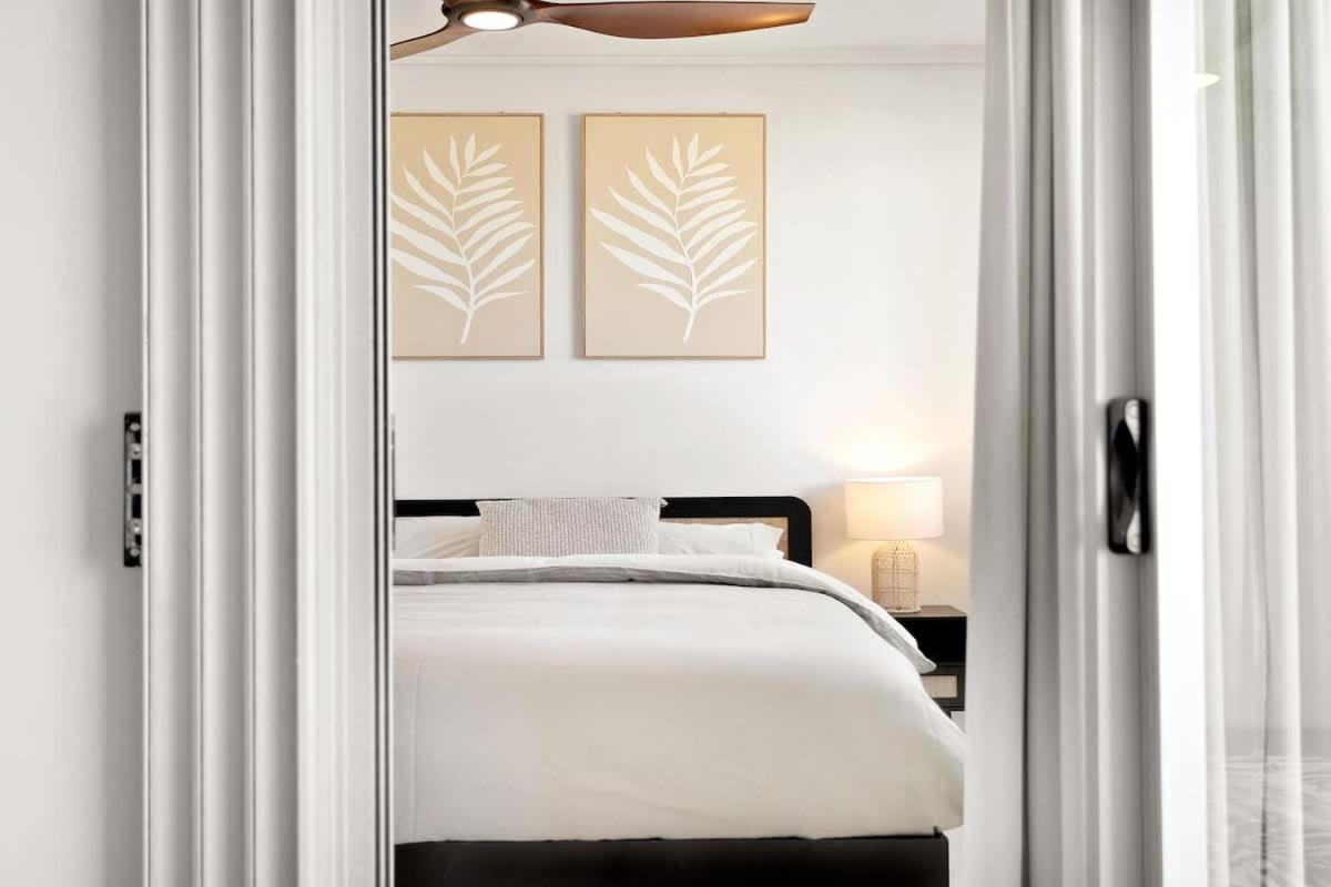 Spring Hill 2br, 2ba Retreat Sleeps 6 - Walk To Cbd With Pool, Free Parking, Balcony, Views, Fast Wi-fi & Gym Apartment *