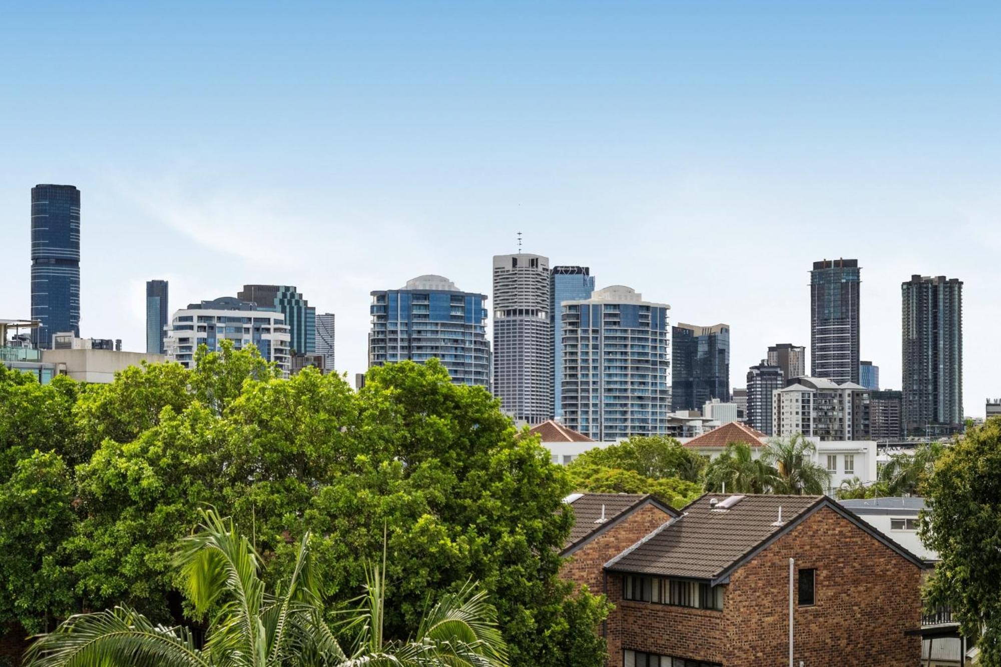 Apartment Spacious New Farm With Balcony And Secure Parking *