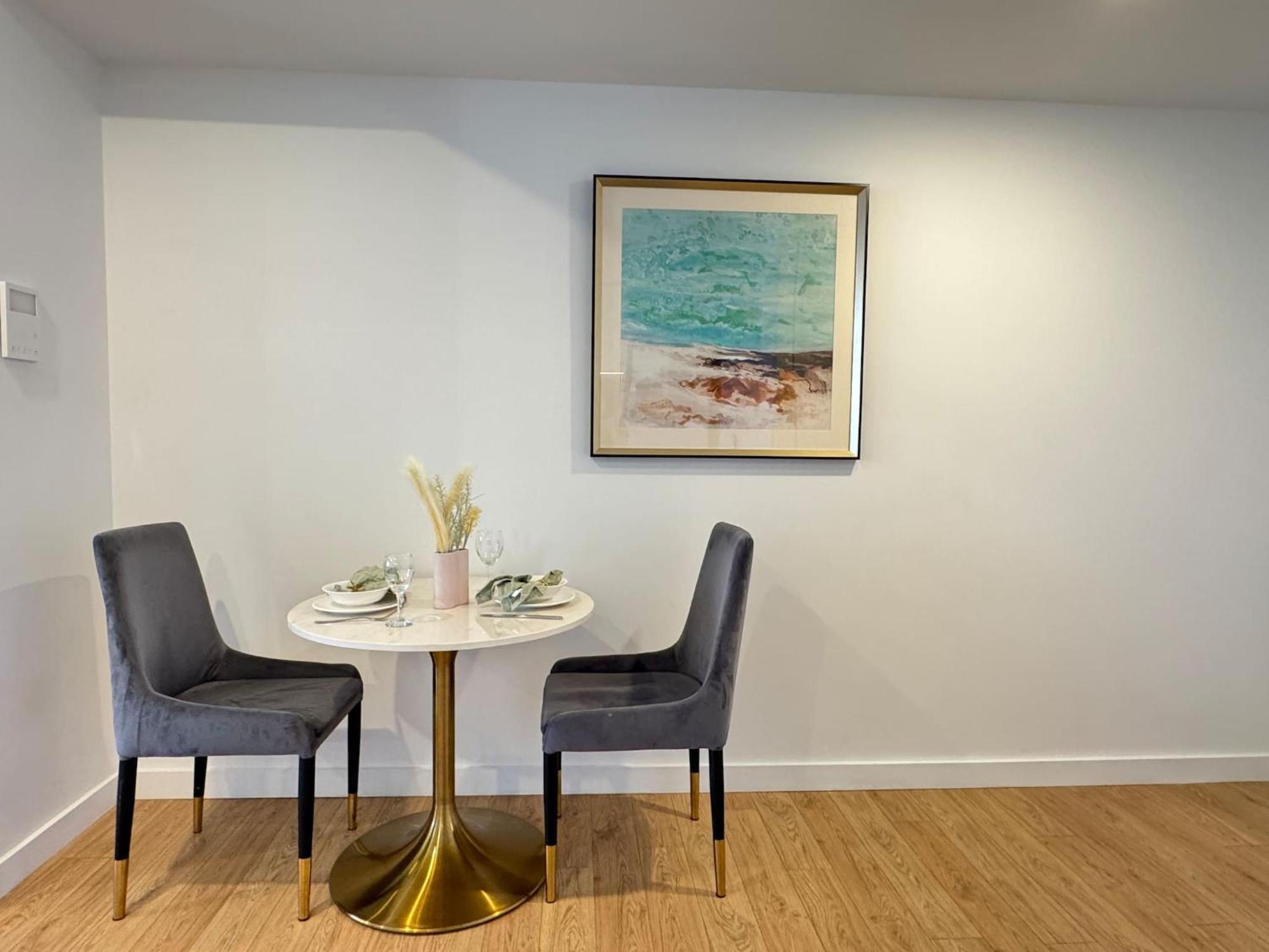 Apartment 1br One Modern High-rise With Pool & Gym Access *