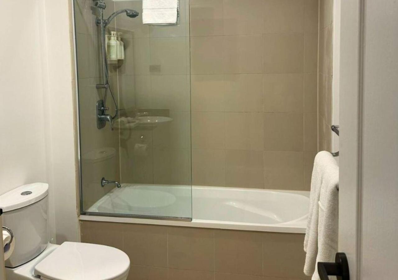 Luxury 2 Bedroom Retreat With Pool And Gym Access Apartment *