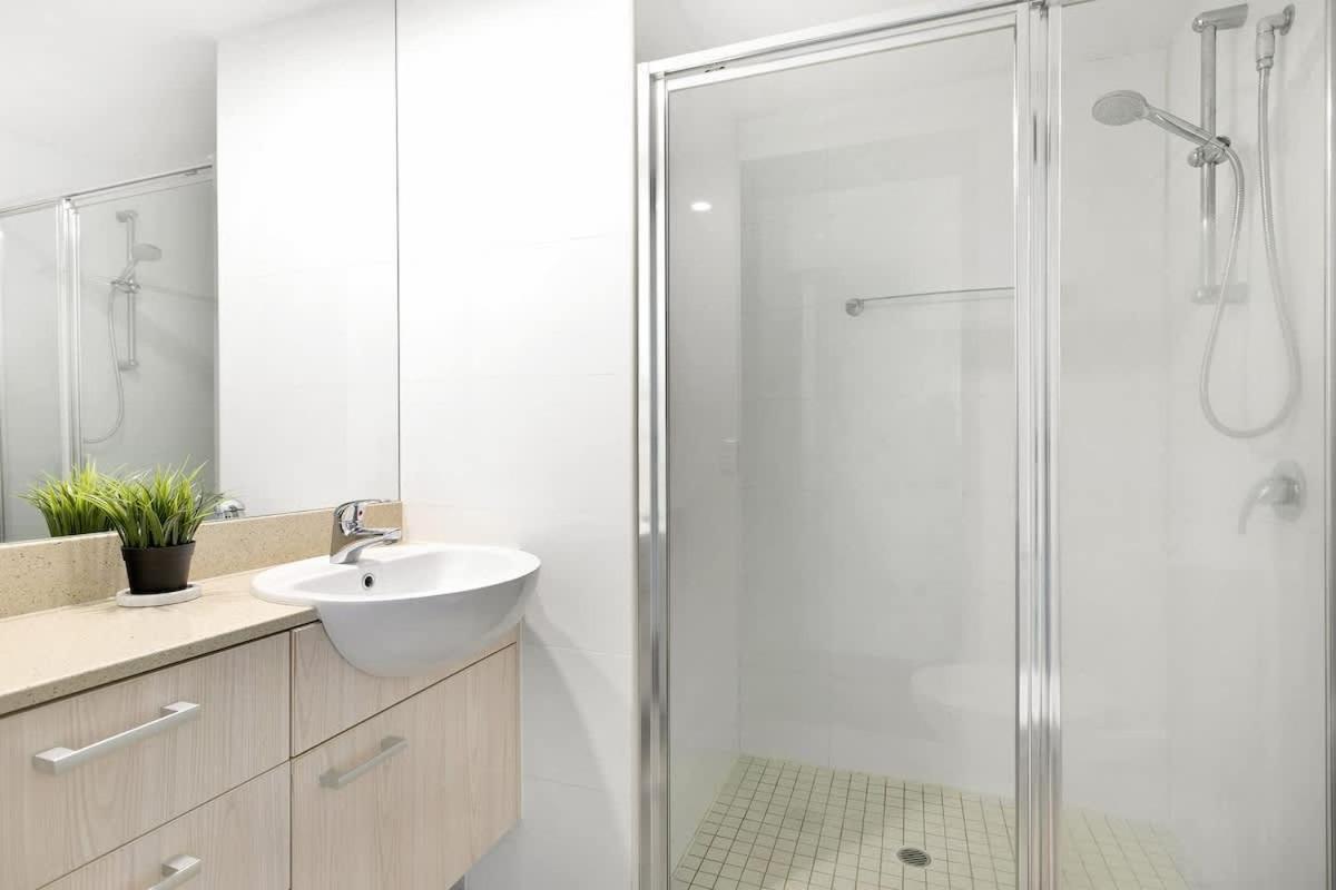 Spring Hill 2br, 2ba Retreat Sleeps 6 - Walk To Cbd With Pool, Free Parking, Balcony, Views, Fast Wi-fi & Gym Apartment *