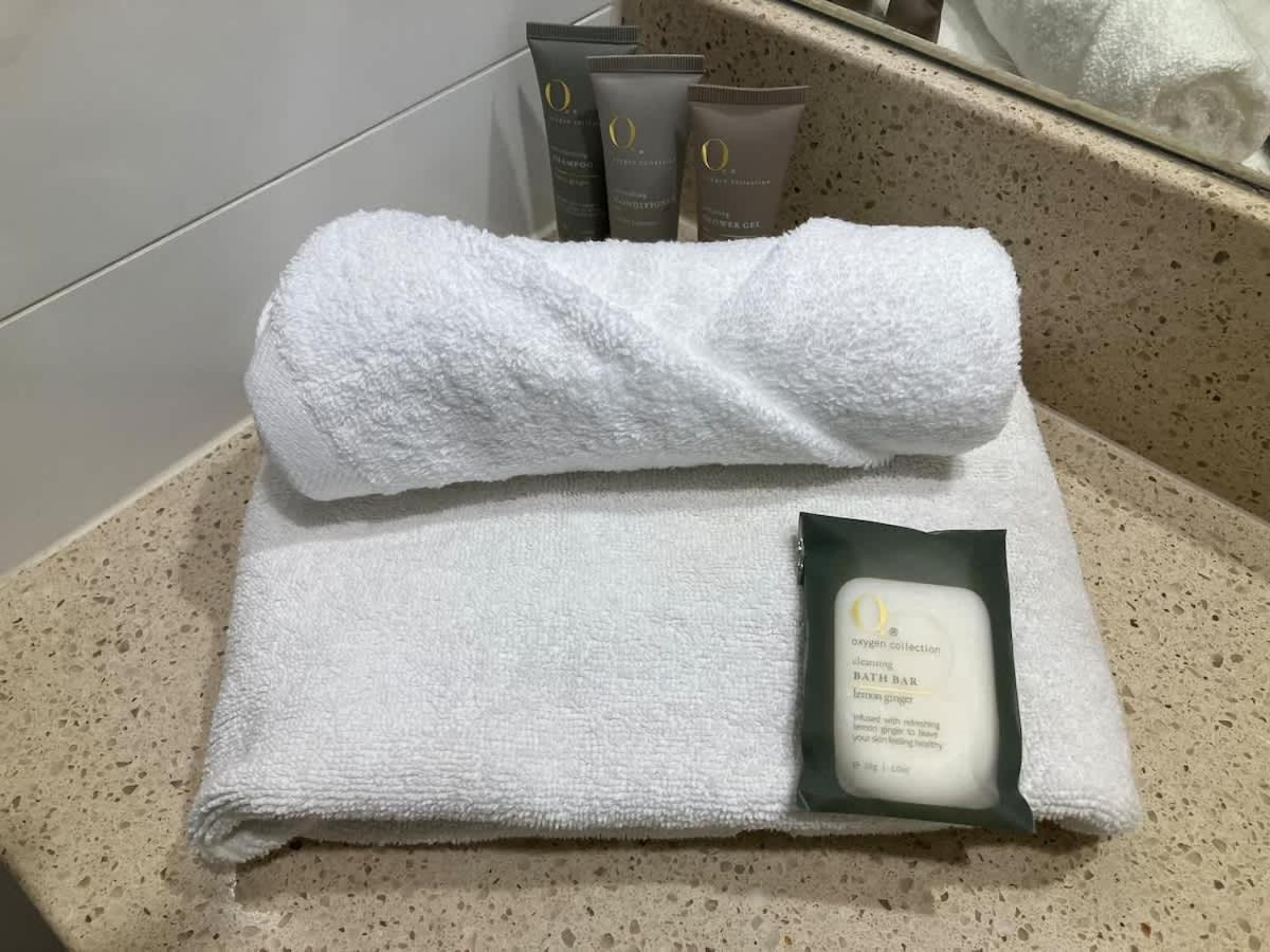 Spring Hill 2br, 2ba Retreat Sleeps 6 - Walk To Cbd With Pool, Free Parking, Balcony, Views, Fast Wi-fi & Gym Brisbane