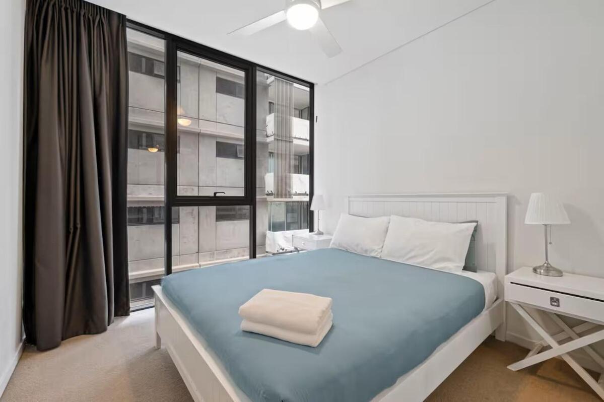 Level 10 Views 2br With Private Balcony & Parking Apartment