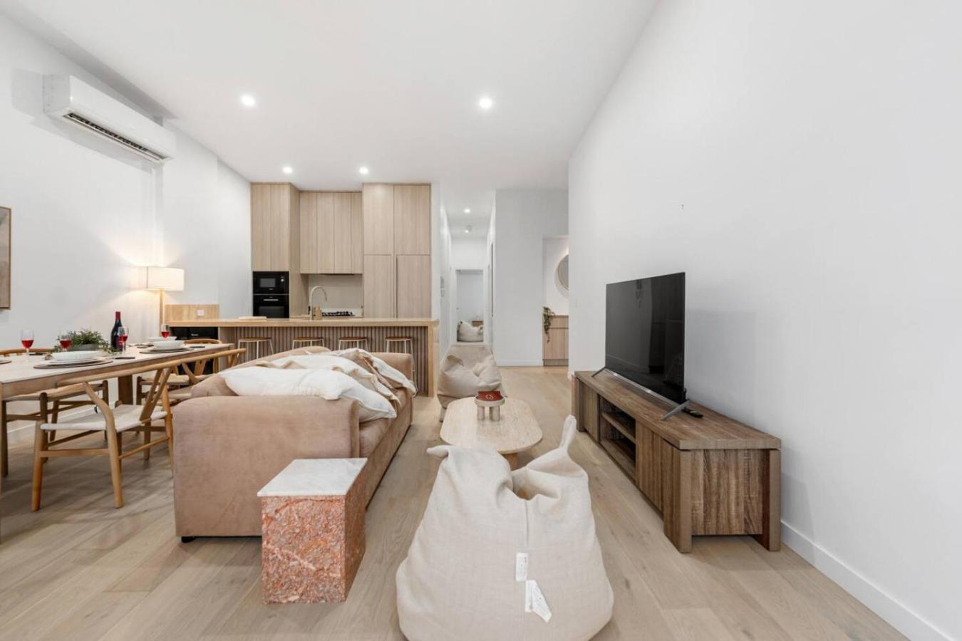 Dune Designer 2 Bedroom With River Views Parking Pool Apartment *