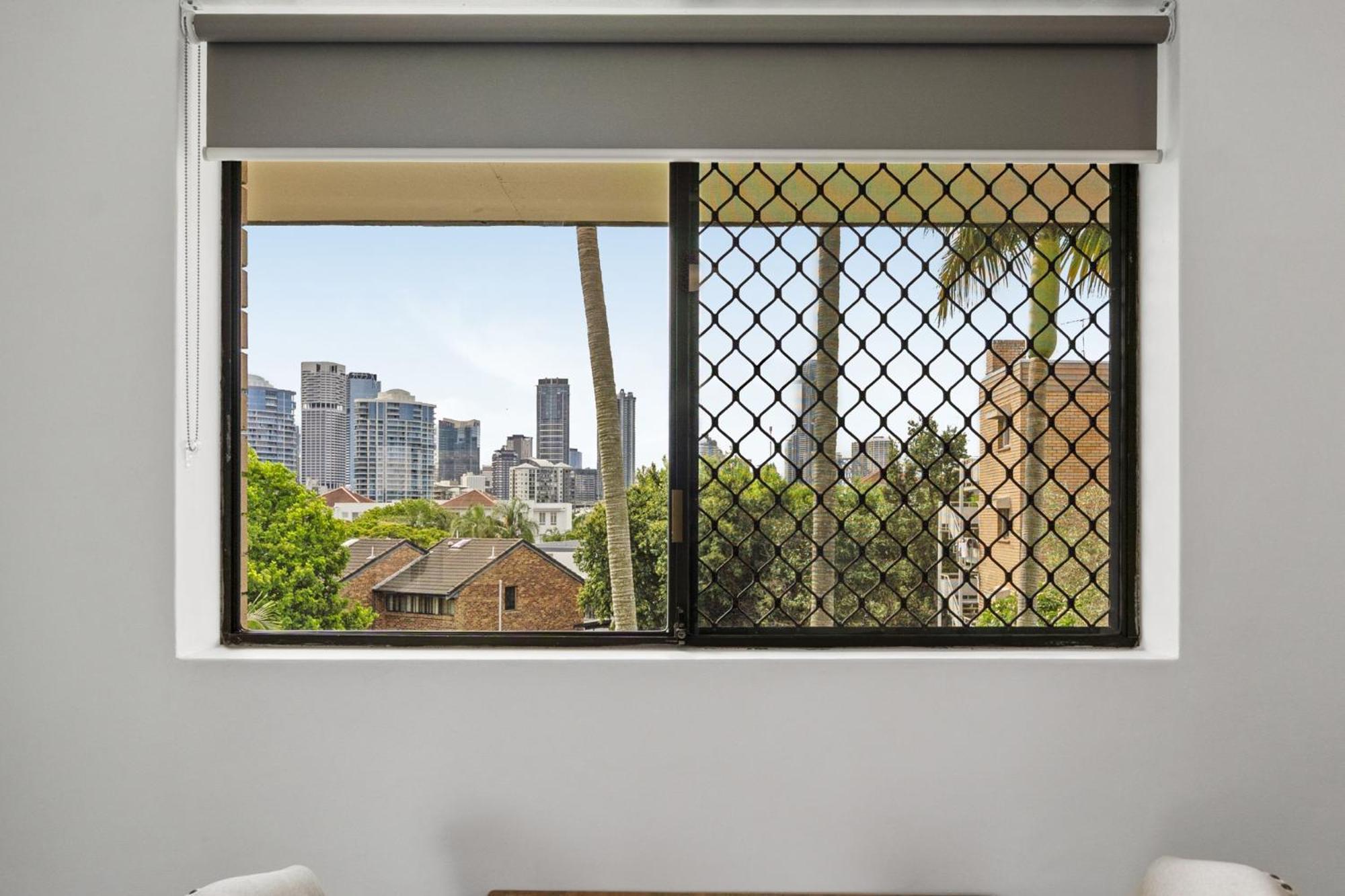 Spacious New Farm With Balcony And Secure Parking * Brisbane