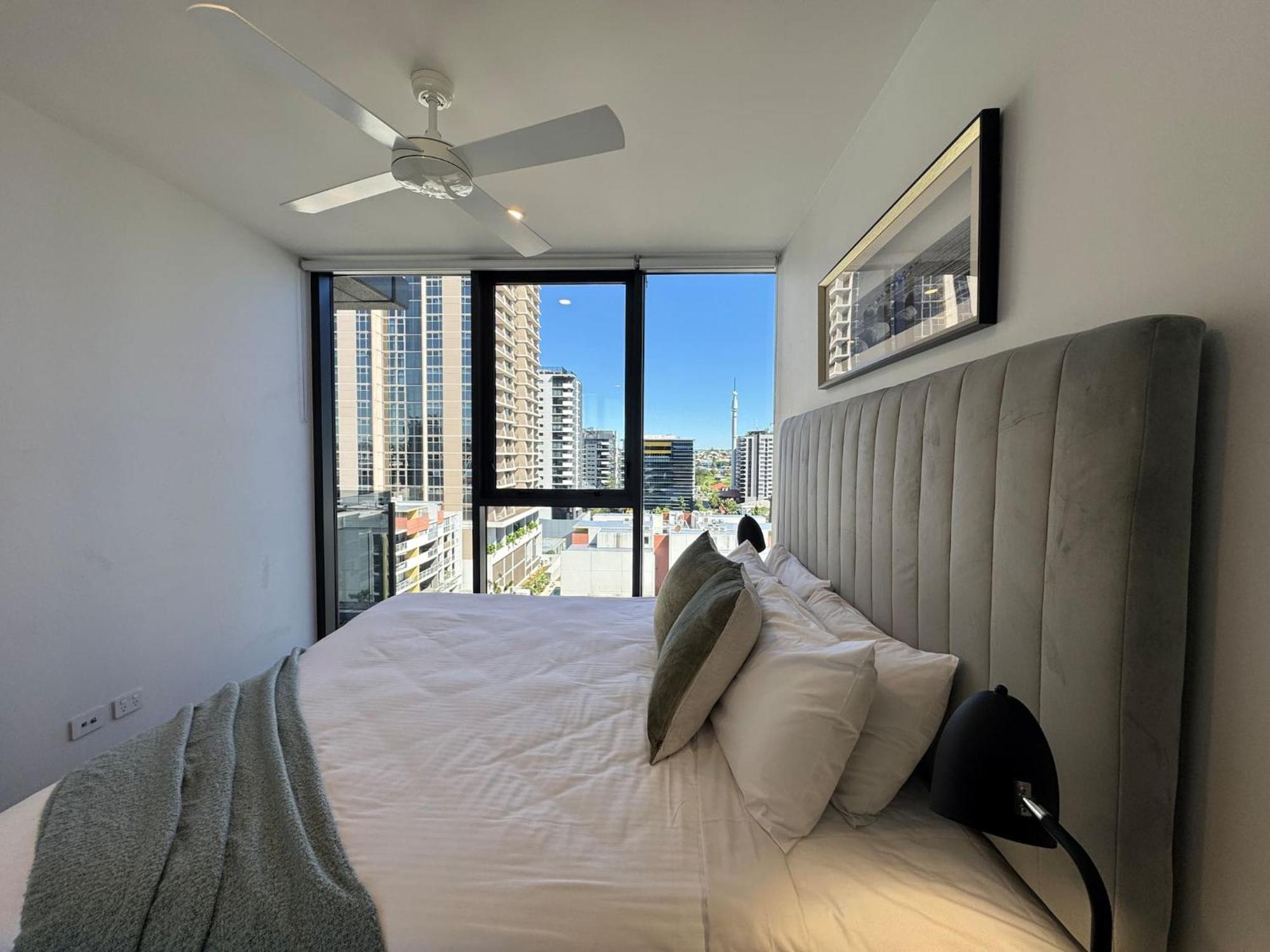 Apartment 1br One Modern High-rise With Pool & Gym Access *