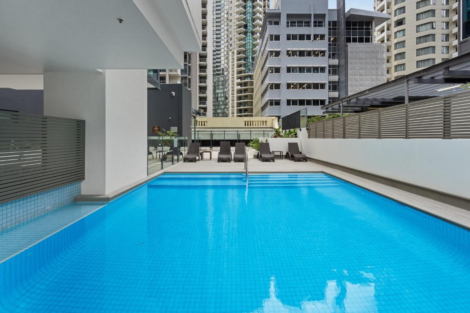 Bright 1-bed Retreat In Charlotte Towers Apartment *