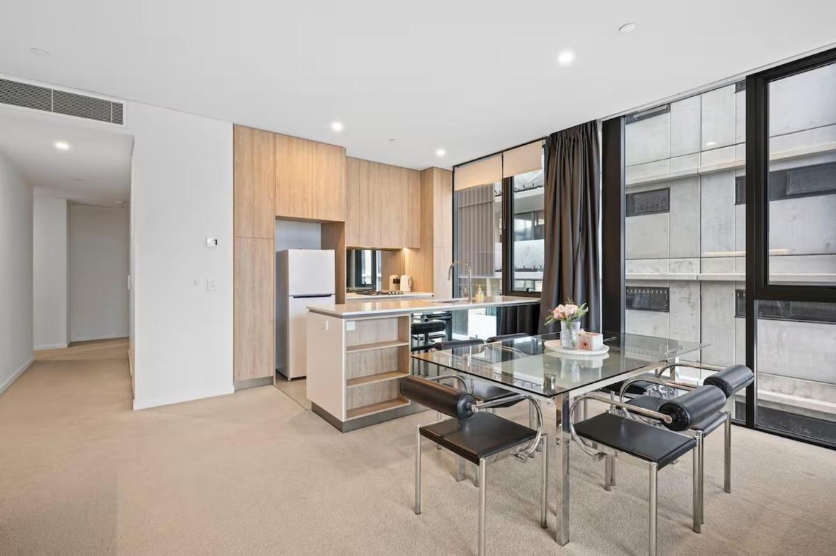 Apartment Level 10 Views 2br With Private Balcony & Parking