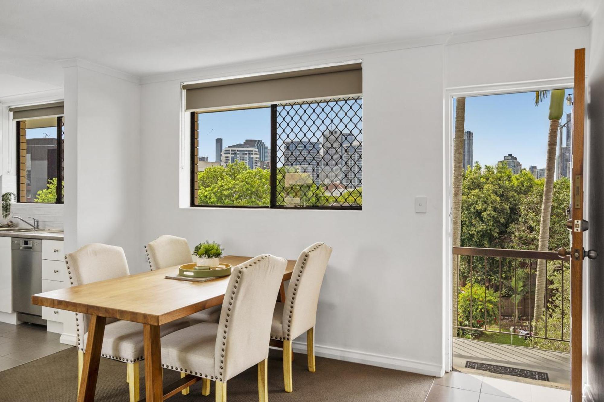 Spacious New Farm With Balcony And Secure Parking * Brisbane