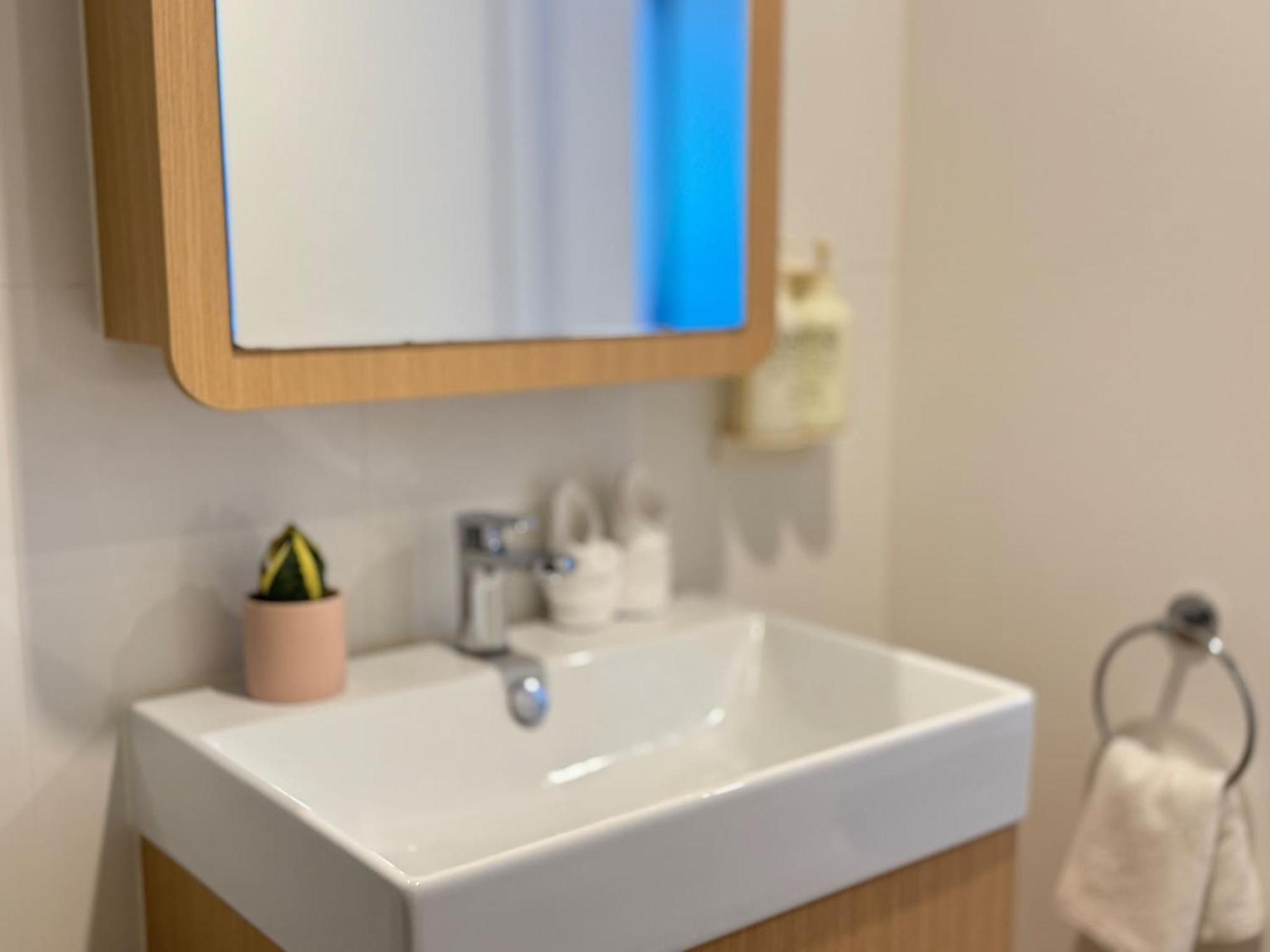 1br One Modern High-rise With Pool & Gym Access Apartment *