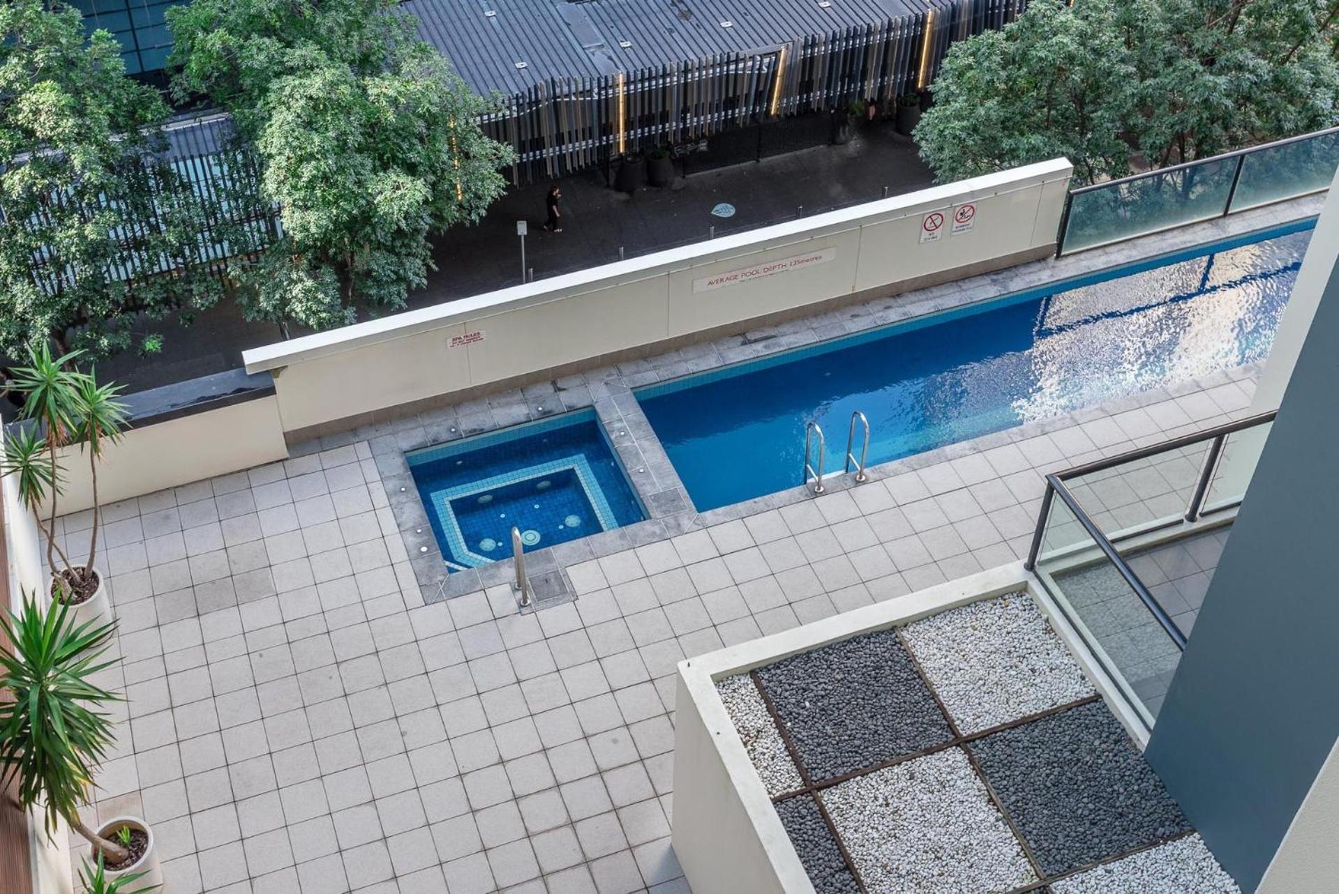 Skyline Escape - Pool, Gym & Sauna Apartment