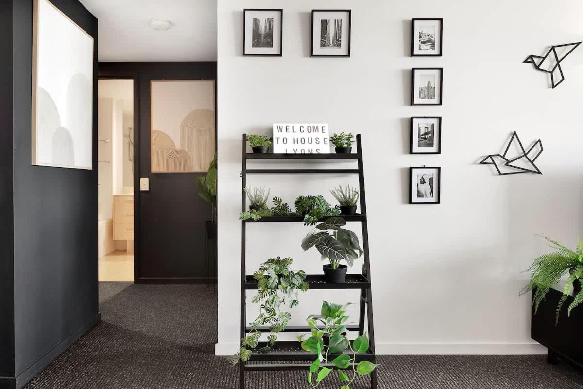 Spring Hill 2br, 2ba Retreat Sleeps 6 - Walk To Cbd With Pool, Free Parking, Balcony, Views, Fast Wi-fi & Gym Brisbane