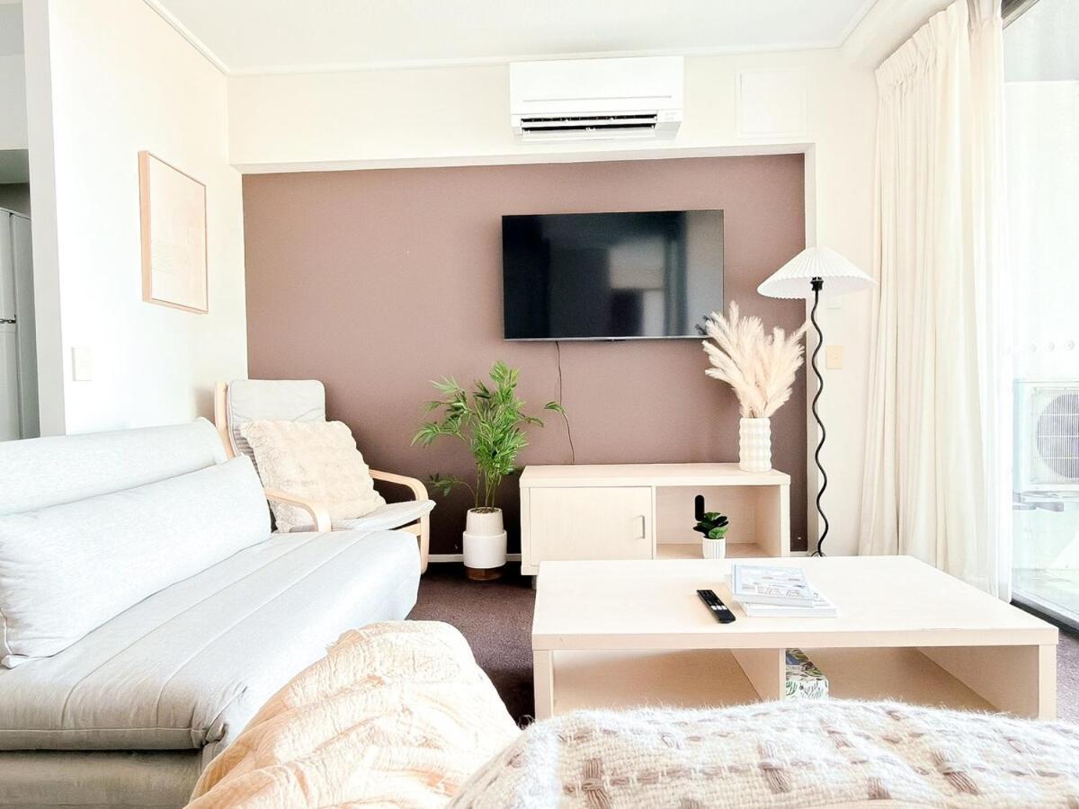 Direct Story Bridge Views - Sleeps 6 - Parking - Apartment Brisbane