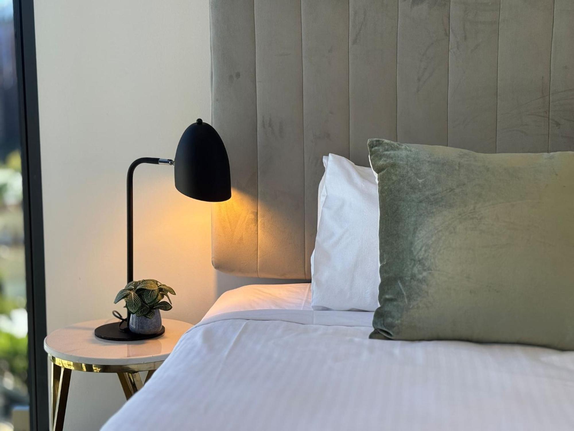 1br One Modern High-rise With Pool & Gym Access Brisbane