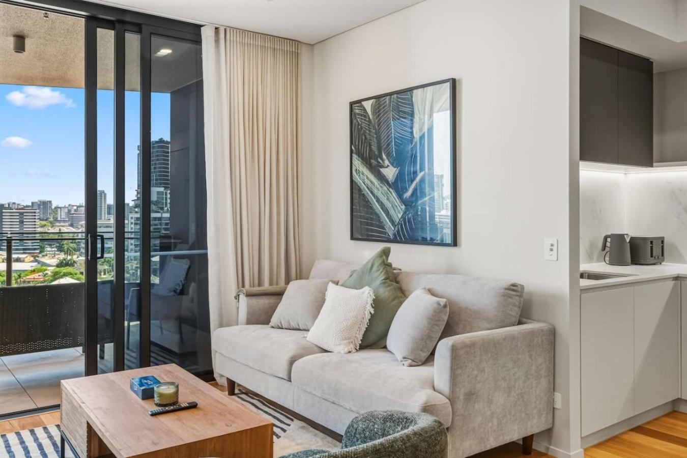 Modern 2br Retreat Heart Of Vibrant West End Apartment