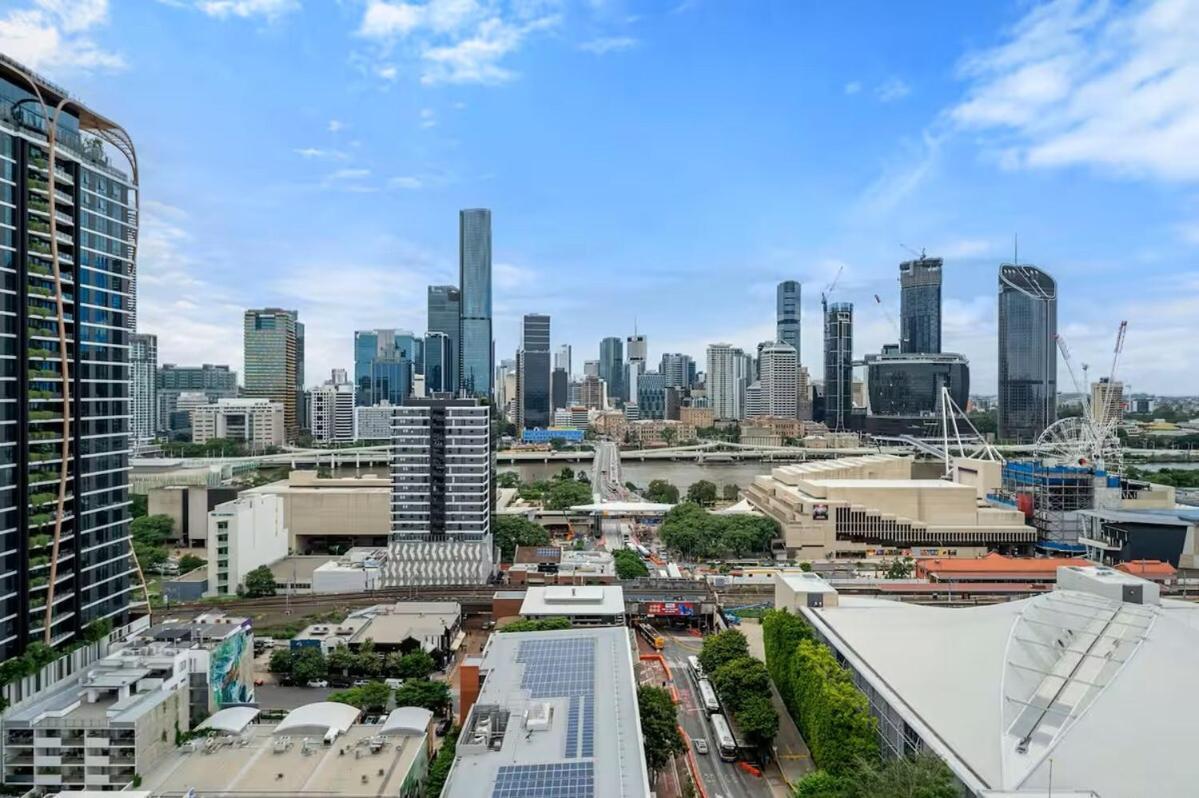 Level 10 Views 2br With Private Balcony & Parking