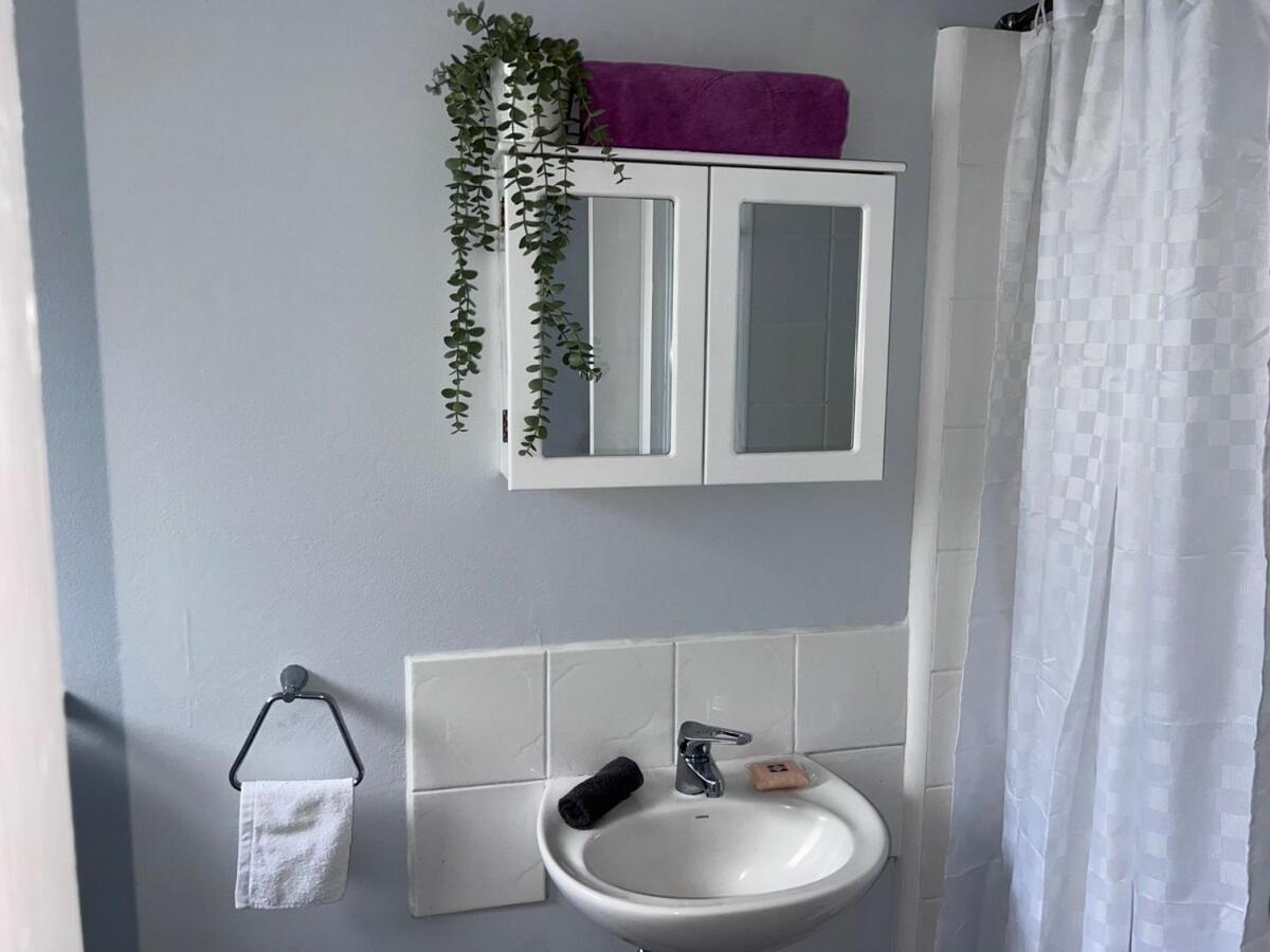 U2 Cute Fresh Unit Quiet Centre Newac Smarttv Apartment