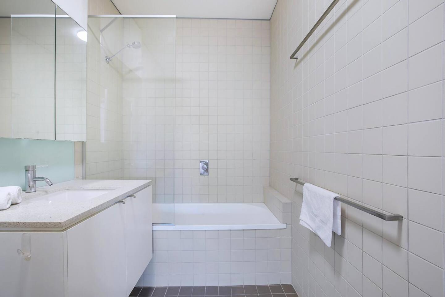 Bulimba Solace - Poolside Living By River