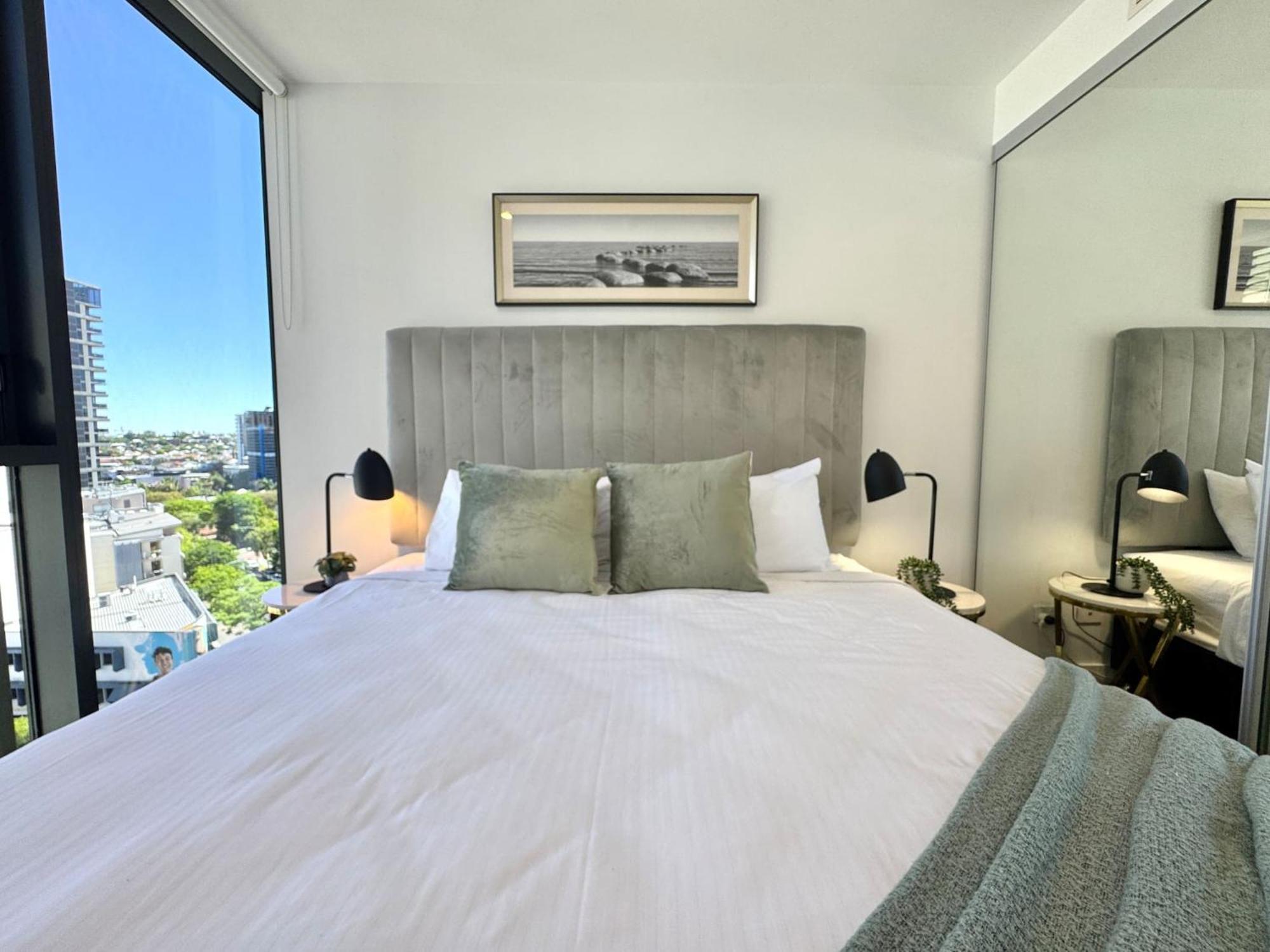 Apartment 1br One Modern High-rise With Pool & Gym Access