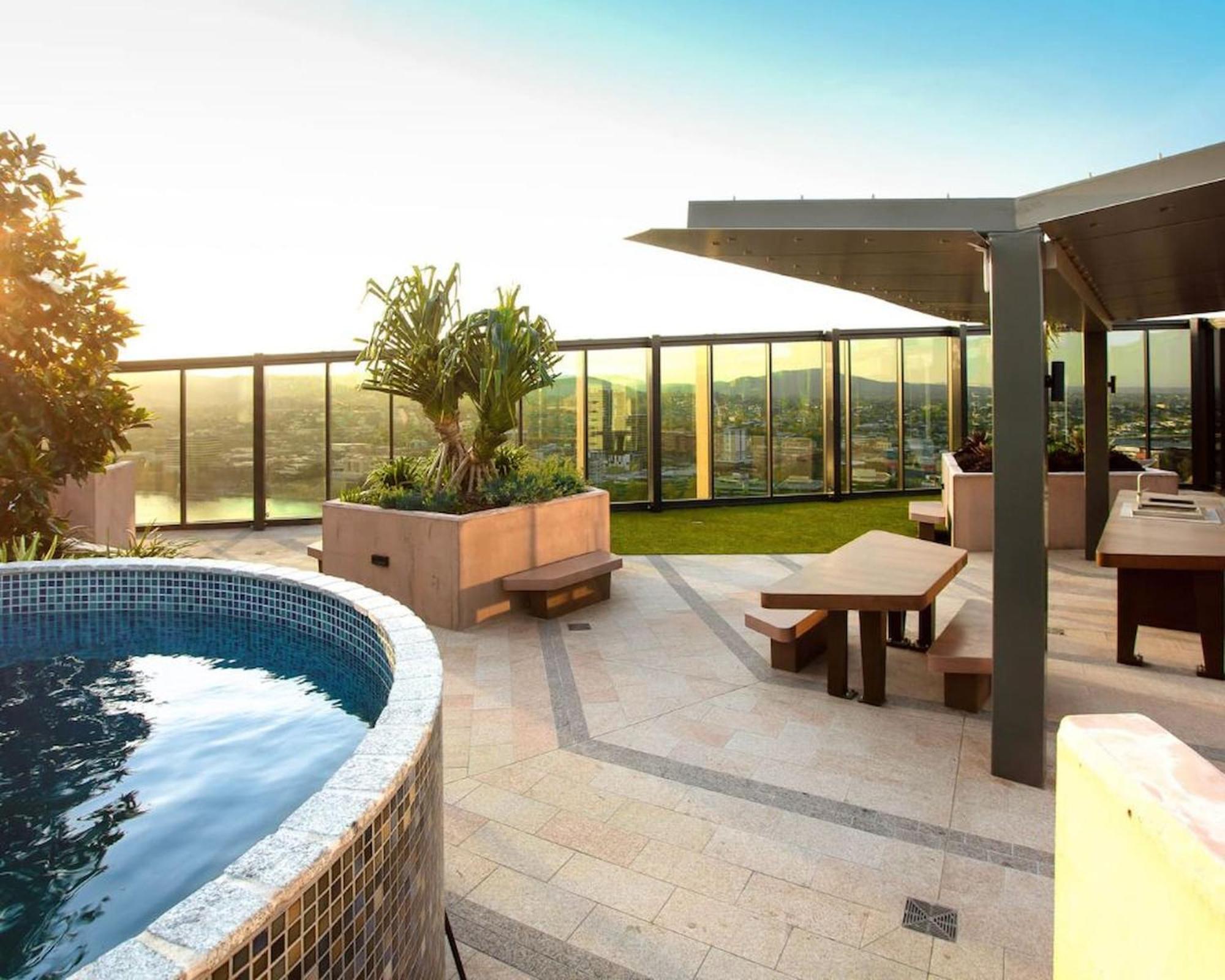 1br One Modern High-rise With Pool & Gym Access *