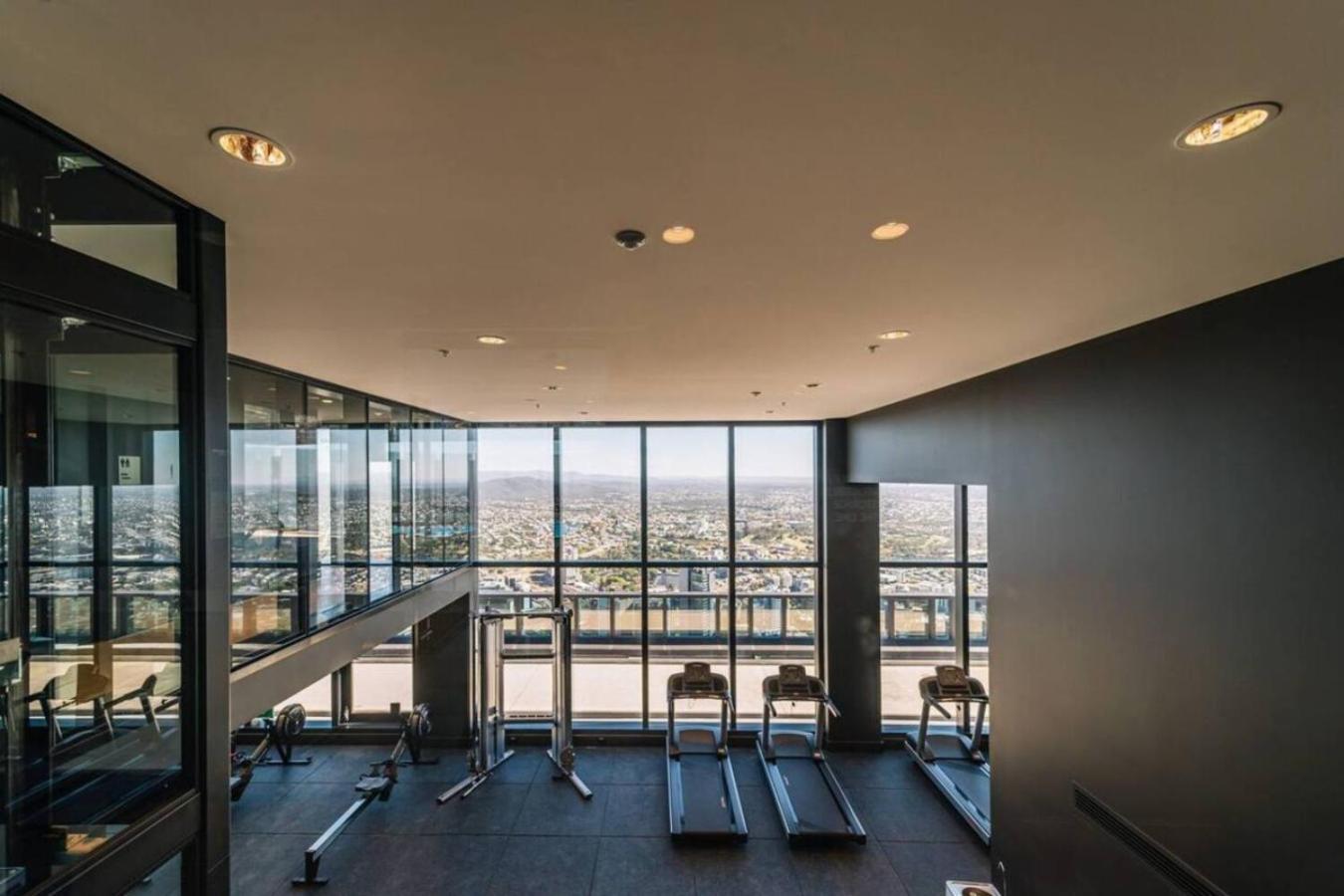 Skytower 72nd Floor 3br With Parking, Pool And Gym