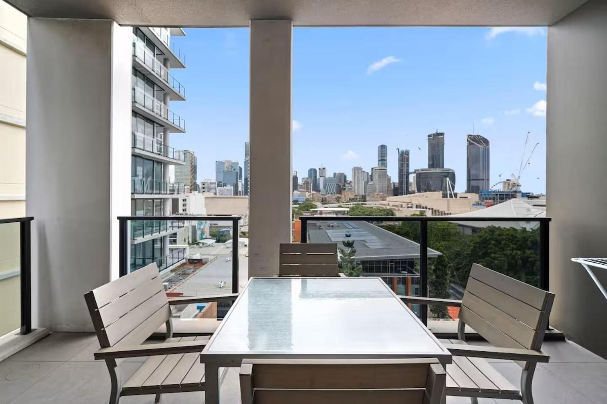 Level 10 Views 2br With Private Balcony & Parking Apartment