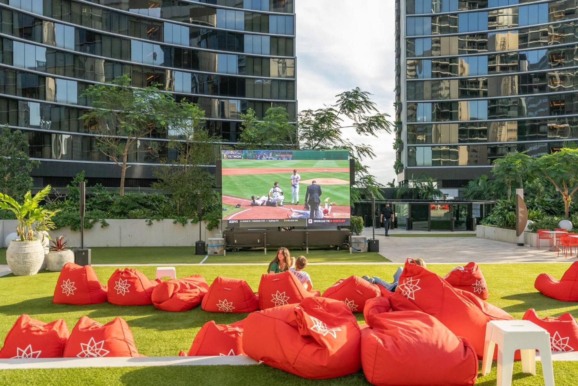 Bright & Calm Haven Queen Wharf Lv 17 - With Sky & Balcony Views Apartment *