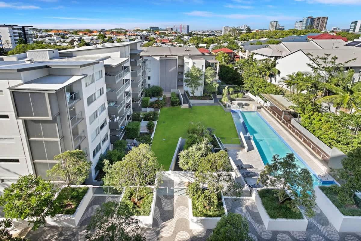Spring Hill 2br, 2ba Retreat Sleeps 6 - Walk To Cbd With Pool, Free Parking, Balcony, Views, Fast Wi-fi & Gym *