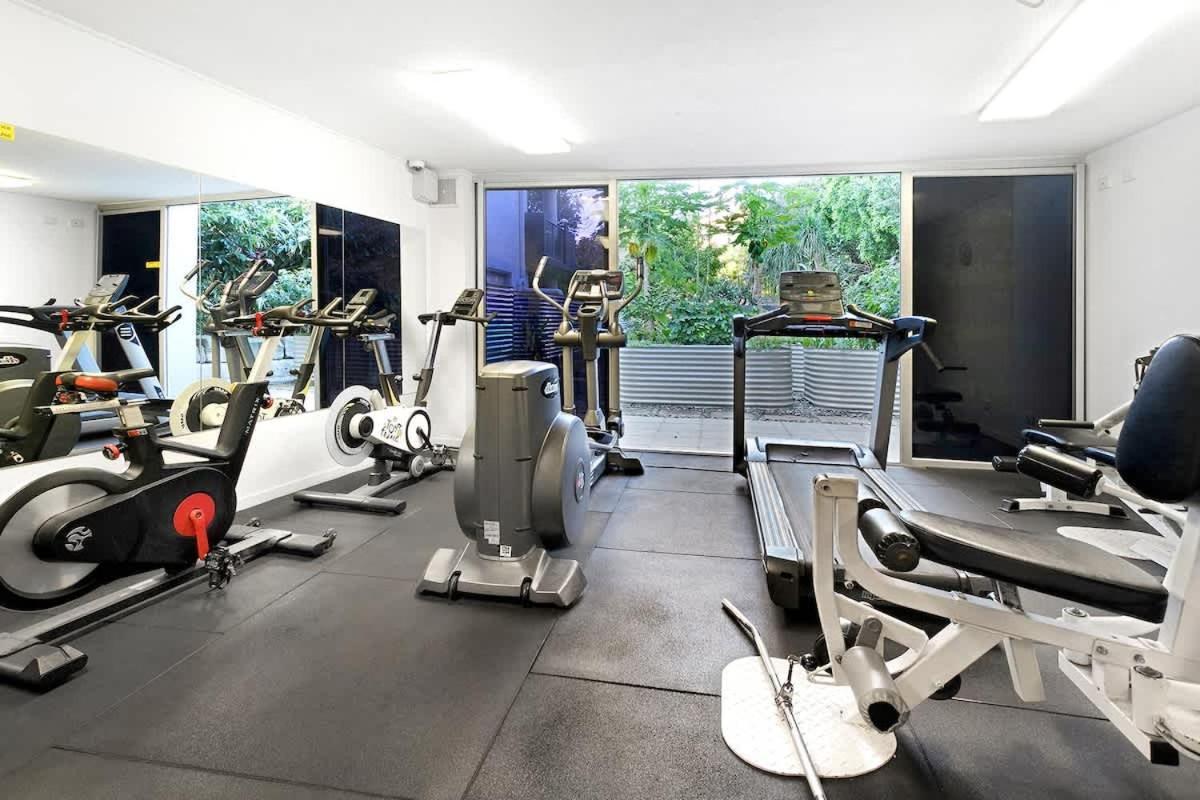 Apartment Spring Hill 2br, 2ba Retreat Sleeps 6 - Walk To Cbd With Pool, Free Parking, Balcony, Views, Fast Wi-fi & Gym Brisbane