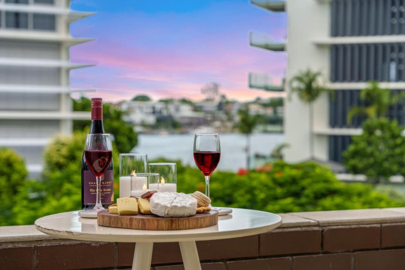 Dune Designer 2 Bedroom With River Views Parking Pool Apartment *