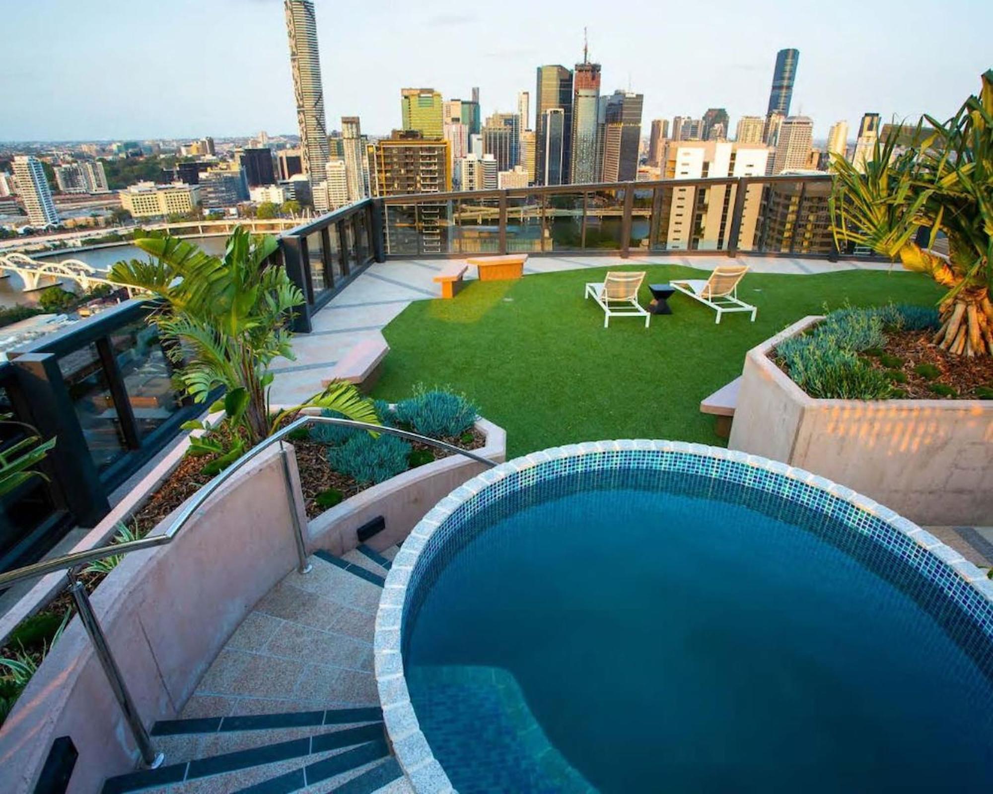 1br One Modern High-rise With Pool & Gym Access