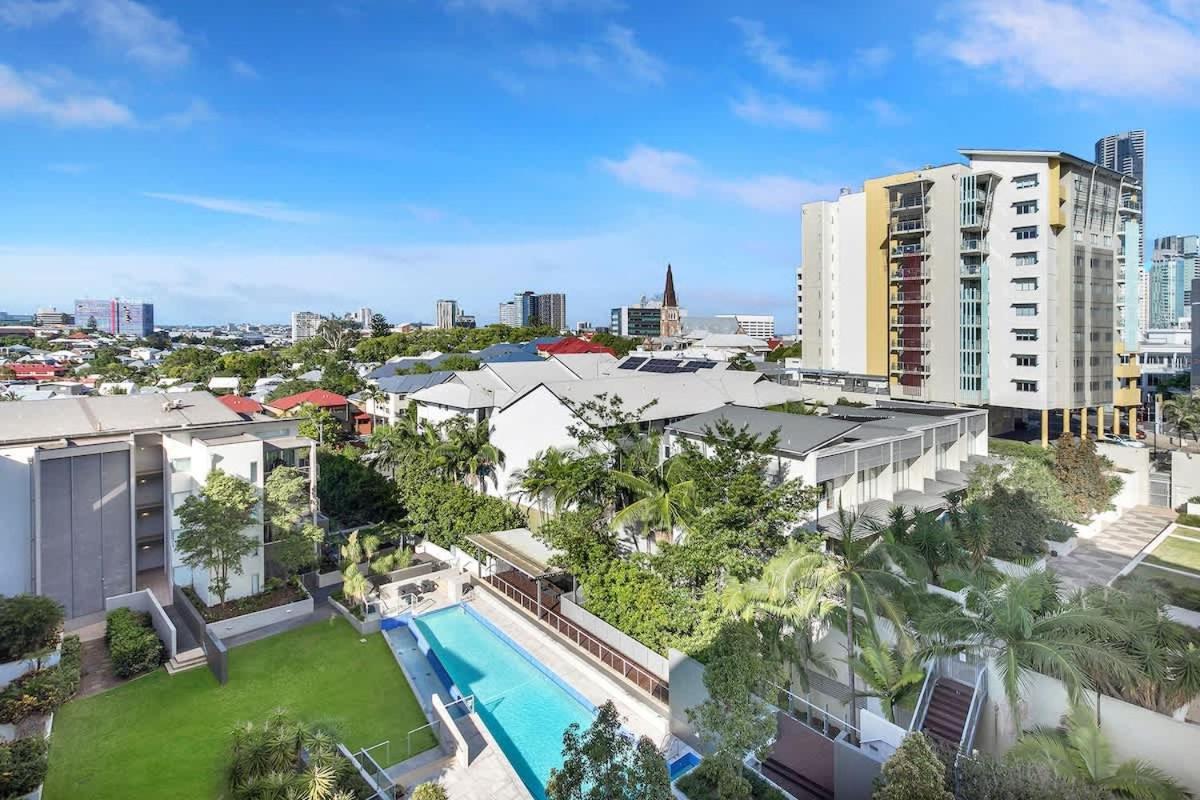 Apartment Spring Hill 2br, 2ba Retreat Sleeps 6 - Walk To Cbd With Pool, Free Parking, Balcony, Views, Fast Wi-fi & Gym Brisbane