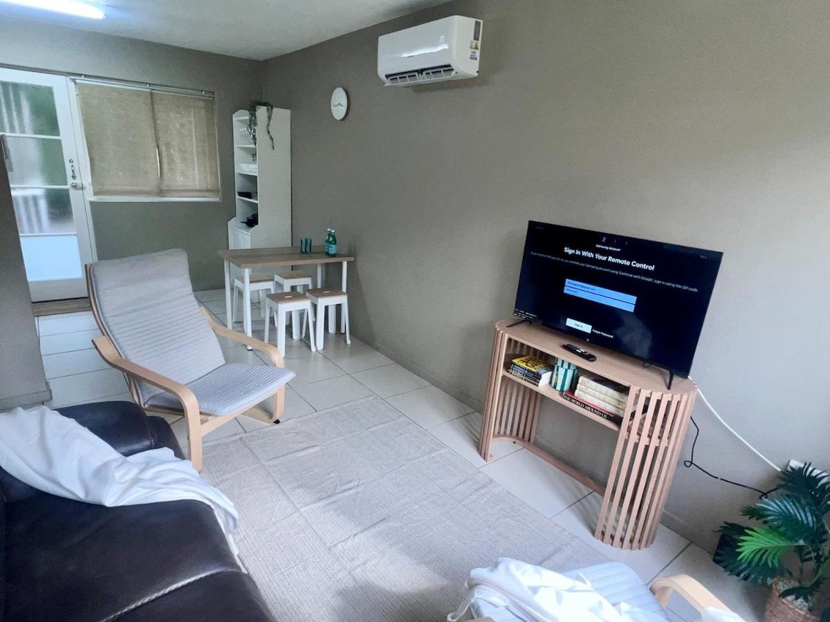 U5-traditional Qld Unit With Backyard-fresh-quiet Leafy Centre-newac Smarttv Apartment Brisbane