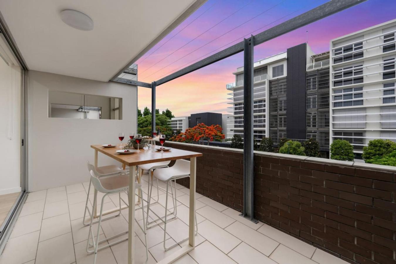 Dune Designer 2 Bedroom With River Views Parking Pool Apartment *