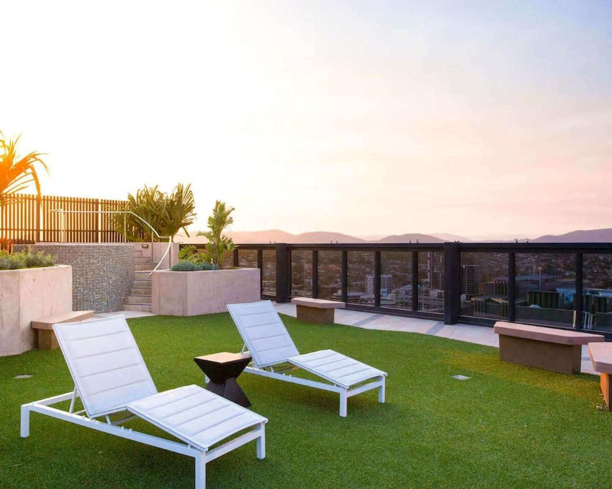 1br One Modern High-rise With Pool & Gym Access Apartment