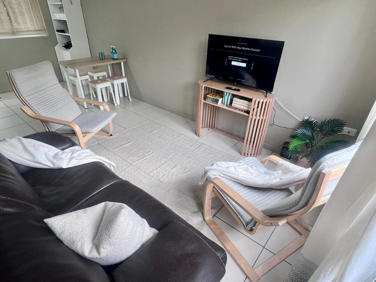 U5-traditional Qld Unit With Backyard-fresh-quiet Leafy Centre-newac Smarttv Apartment Brisbane