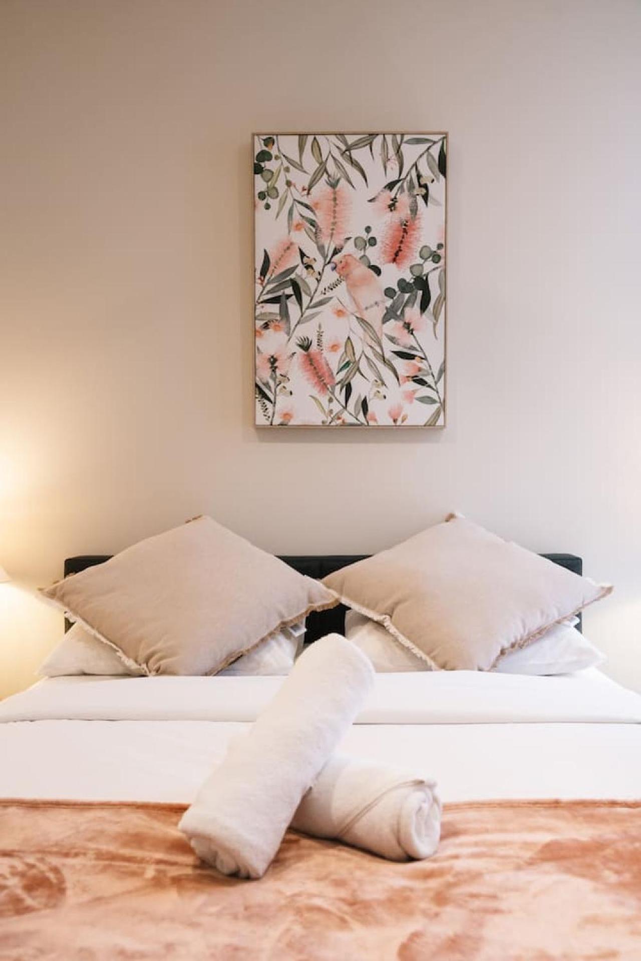 Modern 2br Retreat Heart Of Vibrant West End