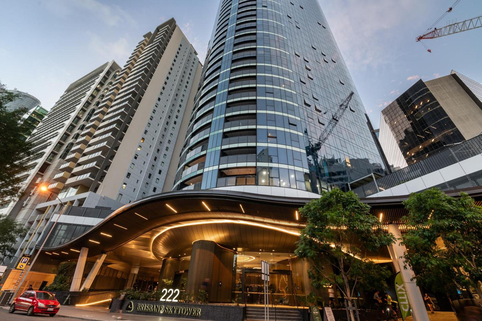 Skylight With Free Parking Apartment *