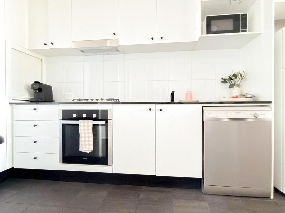 Direct Story Bridge Views - Sleeps 6 - Parking - Apartment Brisbane