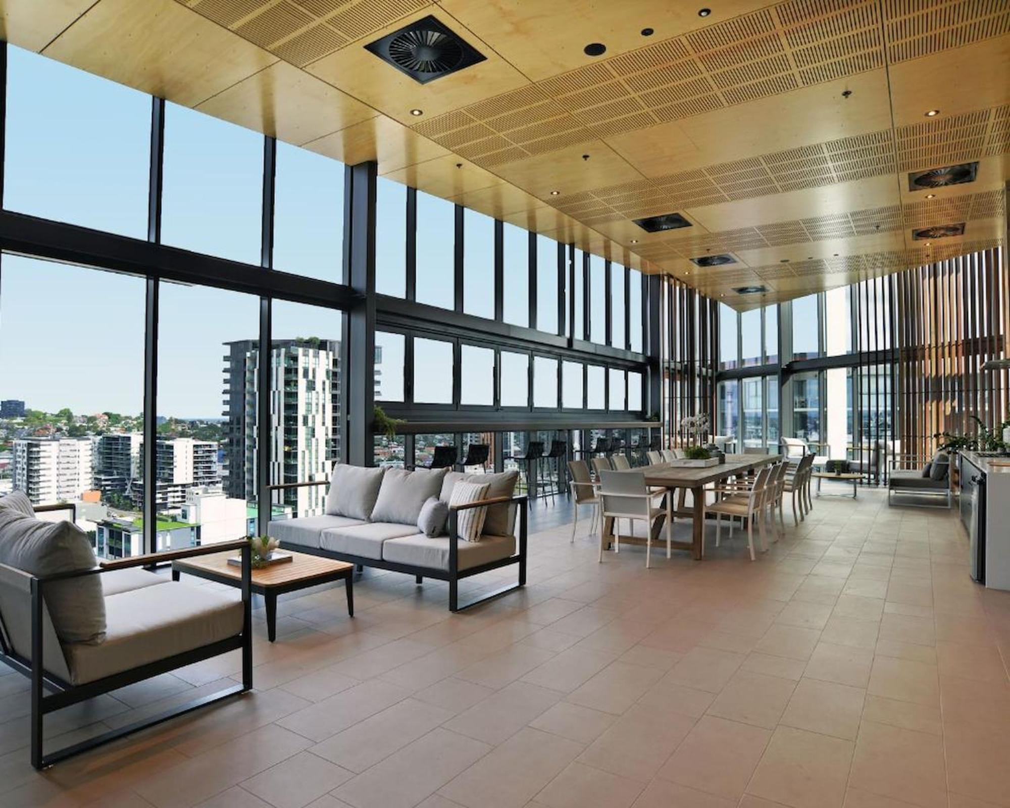 Apartment 1br One Modern High-rise With Pool & Gym Access *