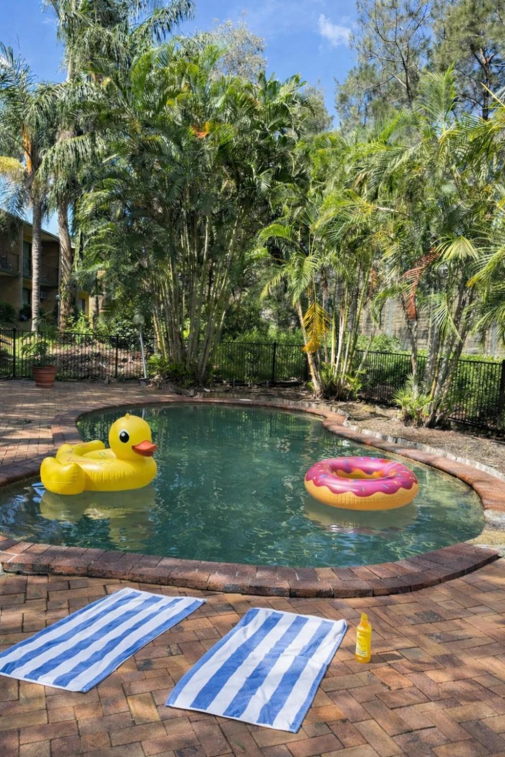 Hotel Leafy Retreat Near Shops Motorway Access By Custom Hosting *